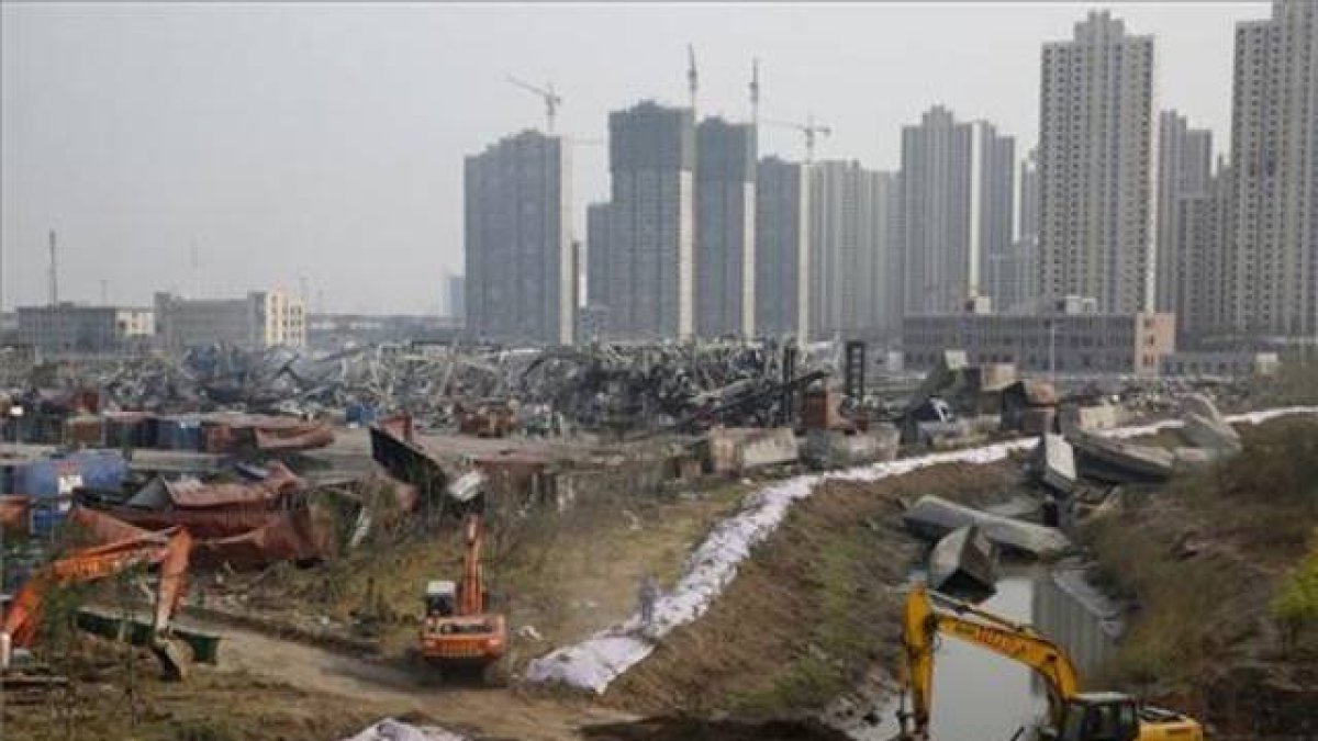 Equipos de rescate trabajan para construir una barrera que impida una agravante contaminación del agua, este lunes.-Foto: AFP / TIANJIN