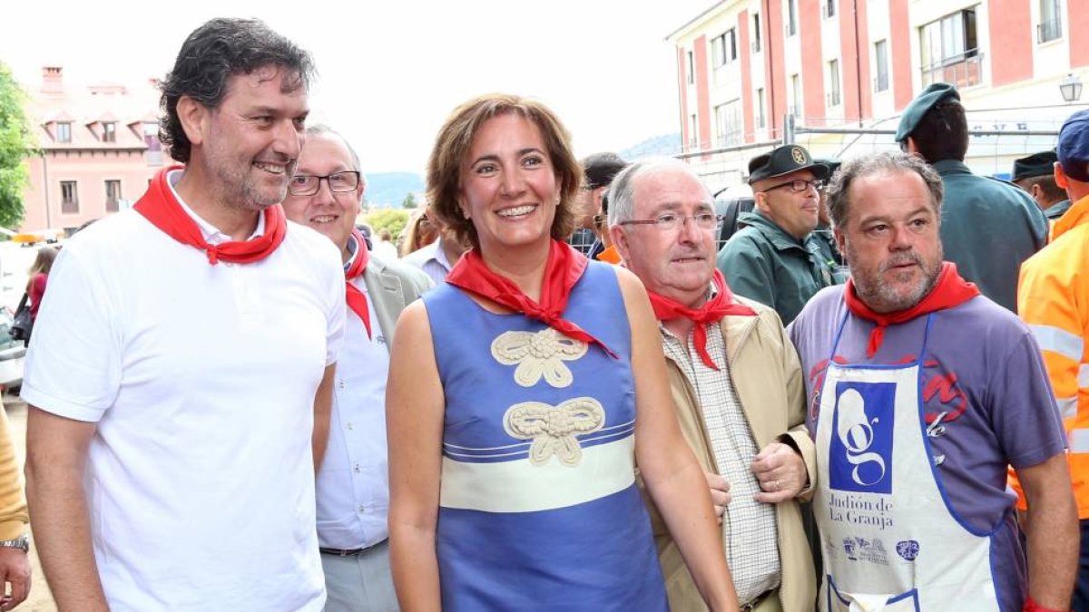 Celebración de la 'Gran Judiada' con motivo de las fiestas de San Luis del Real Sitio de San Ildefonso 2015. En la imagen, la consejera de Cultura y Turismo, María Josefa García Cirac (2I), y el alcalde del Real Sitio de San Ildefonso, José Luís Vázquez (-Ical