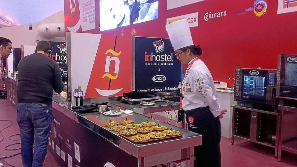 Una de las doce jóvenes participantes en el concurso,-EL MUNDO