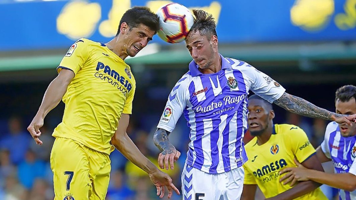 Fernando Calero disputa un balón áereo con Gerard Moreno, jugador del Villarreal.-LALIGA