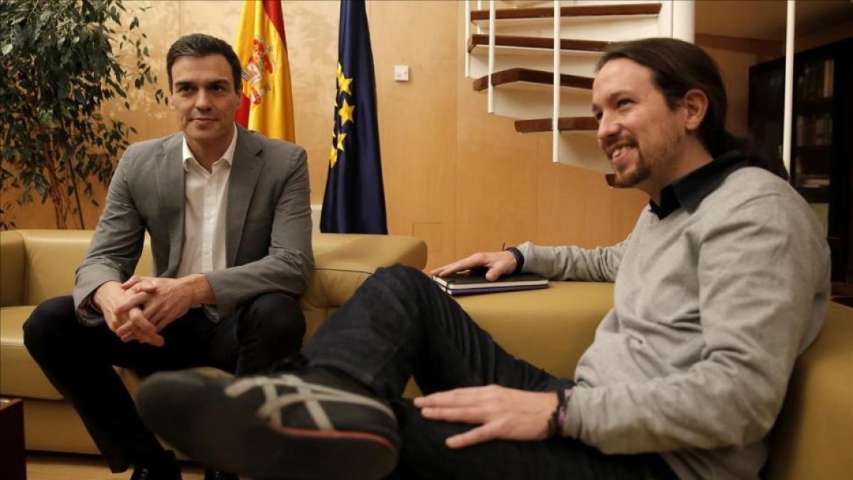 Pedro Sánchez y Pablo Iglesias durante una reunión en el Congreso.-JOSE LUIS ROCA