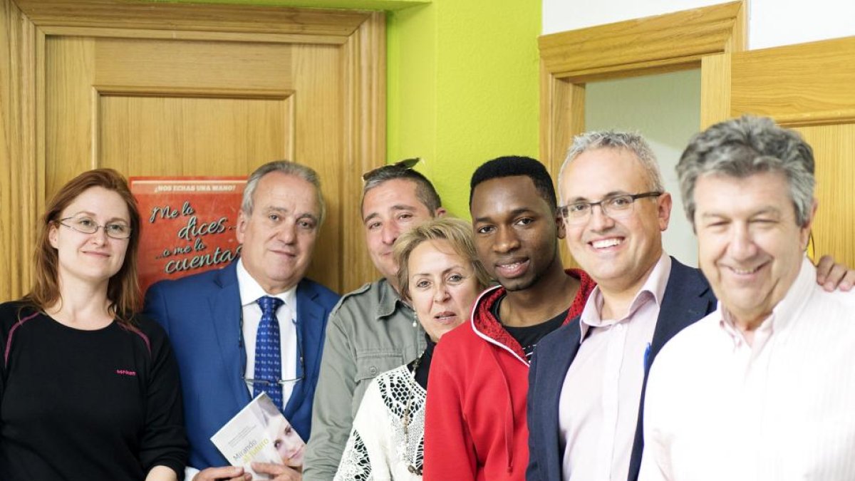 Raquel Ibáñez, Atilano Ingelmo y Pablo Calleja, de Club Emprende, con Aurora Corona, directora de Adsis; el joven cocinero Bouba; Carlos Burgos, presidente de esta asociación empresarial y Santos Apunero, de Adsis, en la sede de la ONG, en Valladolid-R.I.