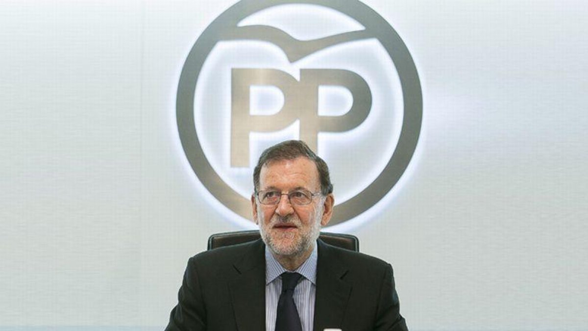 El PP pide al PSOE que deje gobernar a Rajoy.-EL PERIÓDICO