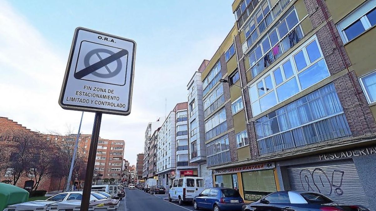 Calle Pérez Galdós, límite del estacionamiento en zona azul por la zona de Vadillos.-MIGUEL ÁNGEL SANTOS / PHOTOGÉNIC