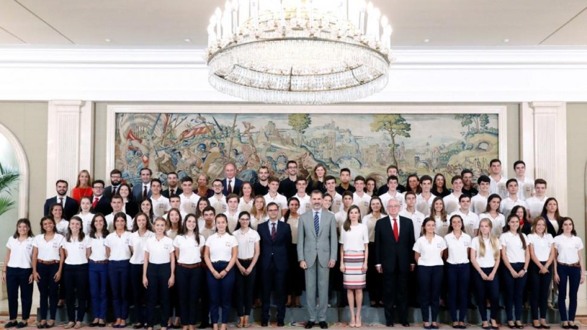 Los Reyes reciben a los 50 alumnos más brillantes de España entre los que se encuentra la alumna vallisoletana premiada con una Beca Europa, Cecilia Tejero, del colegio Nuestra Señora de Lourdes.-ICAL