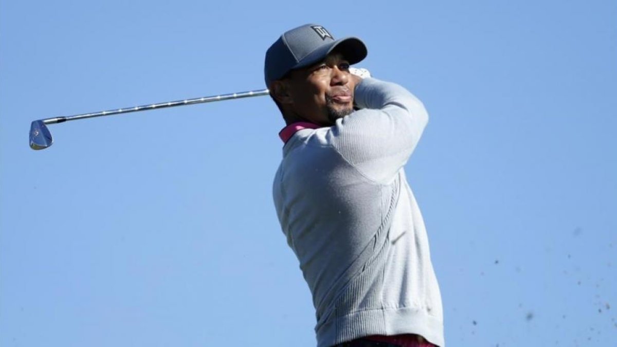 Tiger Woods golpea la bola en la primera vuelta del torneo celebrado en Torrey Pines, en San Diego (EEUU).-