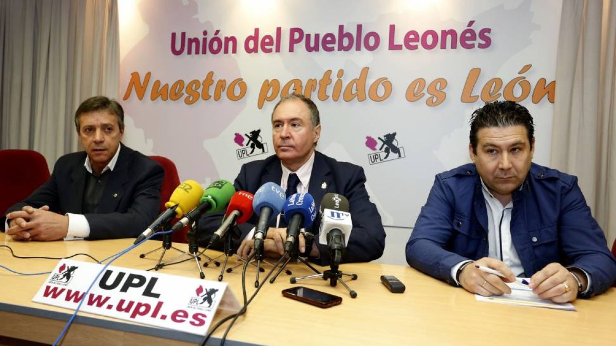 El candidato de UPL a la Alcaldía de León, Eduardo López Sendino (C); el candidato a las Cortes, Luis Mariano Santos (D) y el candidato en San Andrés del Rabanedo, Julio Rivo (I)-Ical