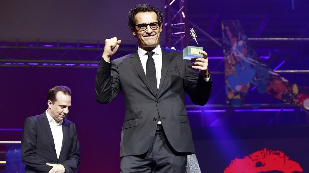 El distribuidor Enrique González Kuhnrecibe, la Espiga de Oro a la mejor película de la Seminci por ‘Öndöng’, con Philippe Lesage en segundo plano.-J.M. LOSTAU