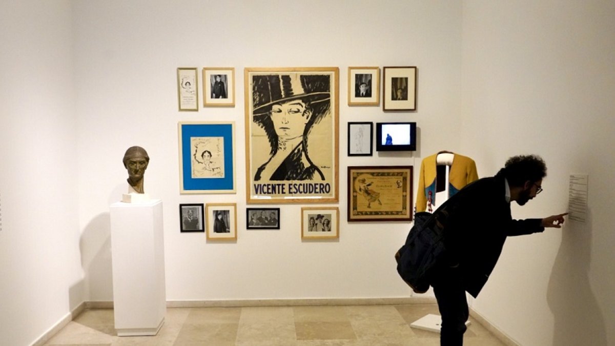 Un hombre contempla algunas de las obras de la muestra ‘Coreografía. Bailes y danzas de Vicente Escudero’. | MIRIAM CHACÓN - ICAl