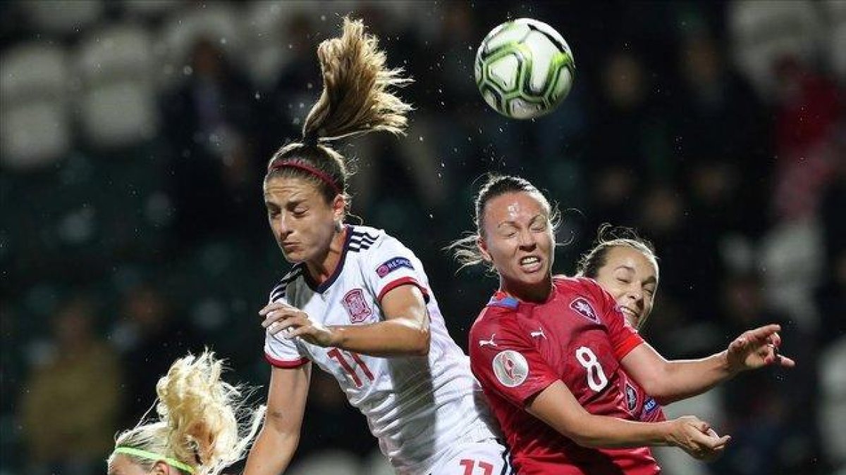 Alexia Putellas intenta rematar de cabeza ante la oposición de Sedlackova en una acción del partido-MARTIN DIVISEK (EFE)