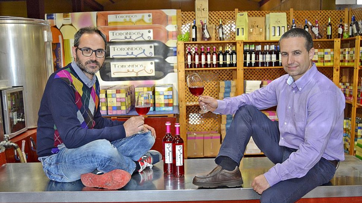 Germán Medrano y Javier Maestro, en el despacho de venta de vino de la bodega cooperativa, con su rosado Torondos.-ARGICOMUNICACIÓN