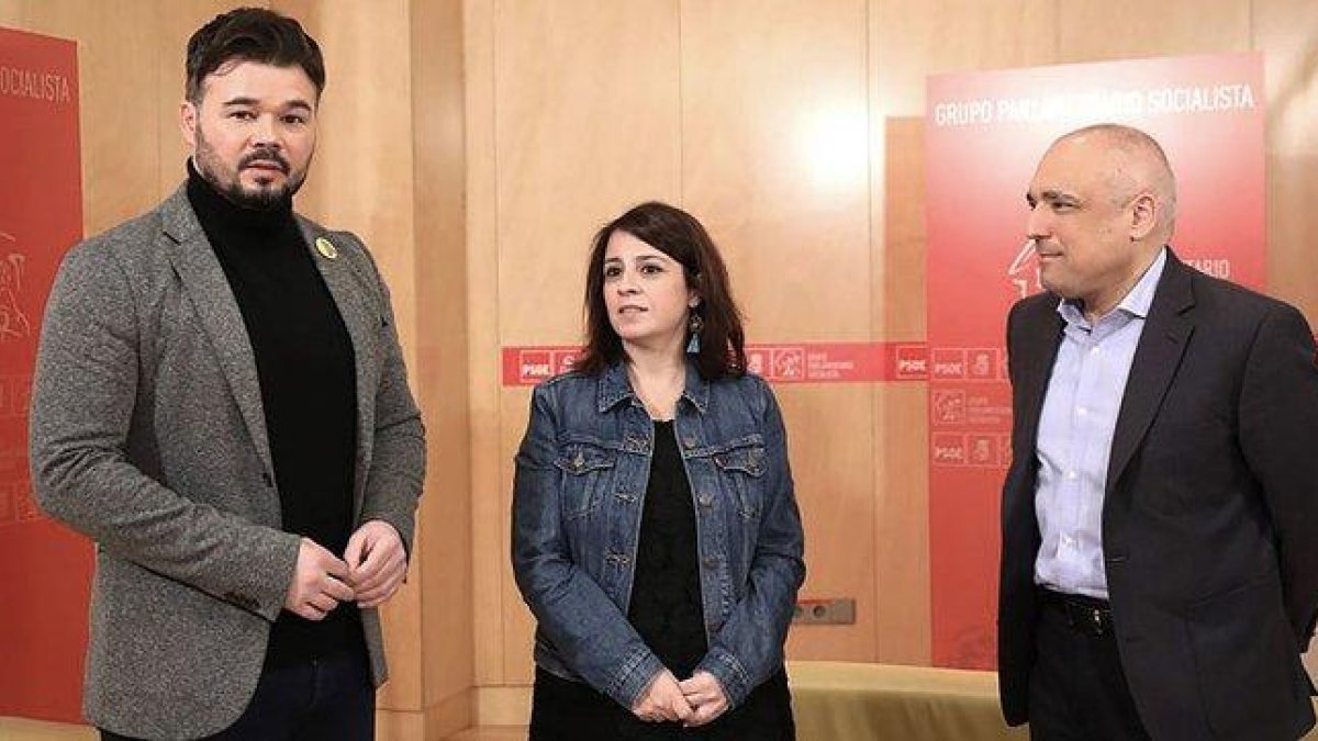 El portavoz de ERC en el Congreso, Gabriel Rufián; la portavoz del Grupo Socialista, Adriana Lastra, y el secretario general del Grupo Socialista, Rafael Simancas, antes de su reunión en el Congreso para la investidura de Pedro Sánchez, el martes pasado.-PSOE