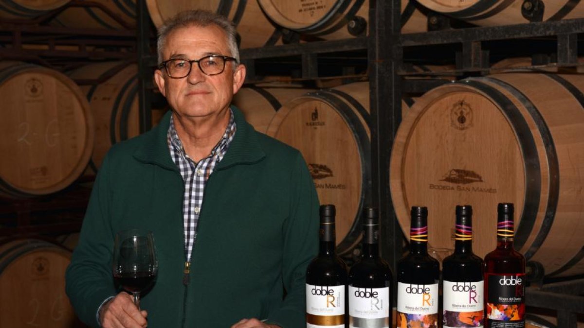 Juan Lázaro posa con los vinos que elaboran de la marca Doble R.-césar carrascal