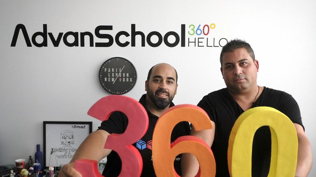 Saúl Hernández y Álvaro Andrés en las instalaciones de su empresa salmantina Idimad360.-ENRIQUE CARRASCAL