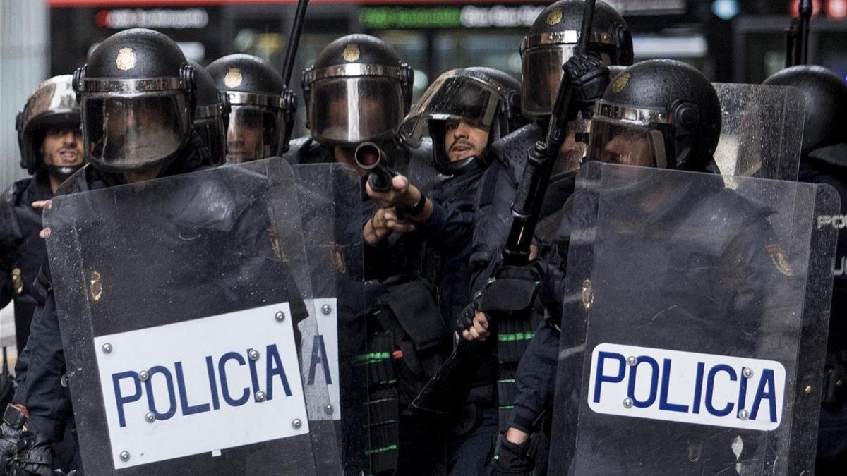 Policías nacionales, el 1-O en el colegio Ramon Llull de Barcelona.-FERRAN NADEU