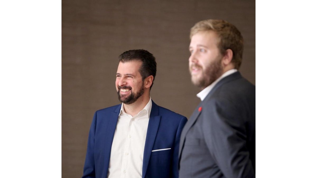 El portavoz del Grupo Parlamentario Socialista, Luis Tudanca, y el procurador socialista Álvaro Lora, durante el pleno de las Cortes de Castilla y León-ICAL