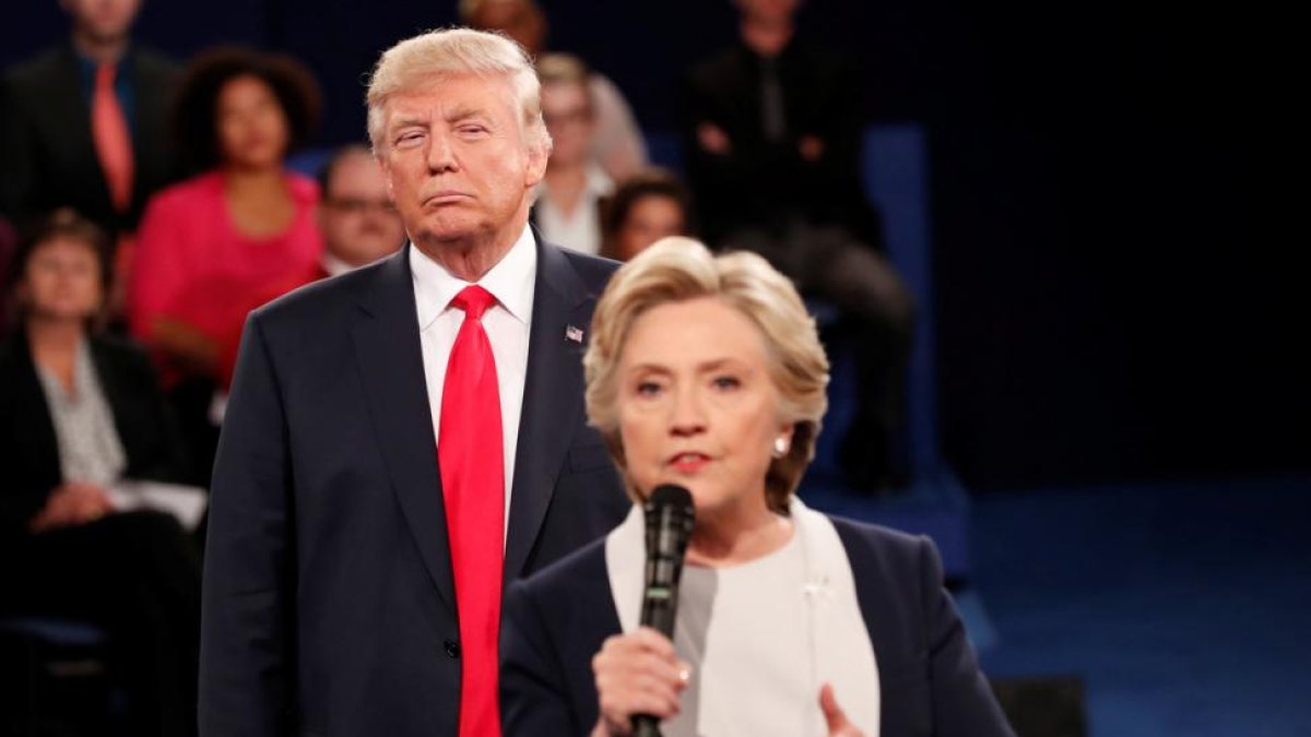 Hillary Clinton y Donald Trump, durante el debate del 9 de octubre en San Luis (Misuri).-REUTERS