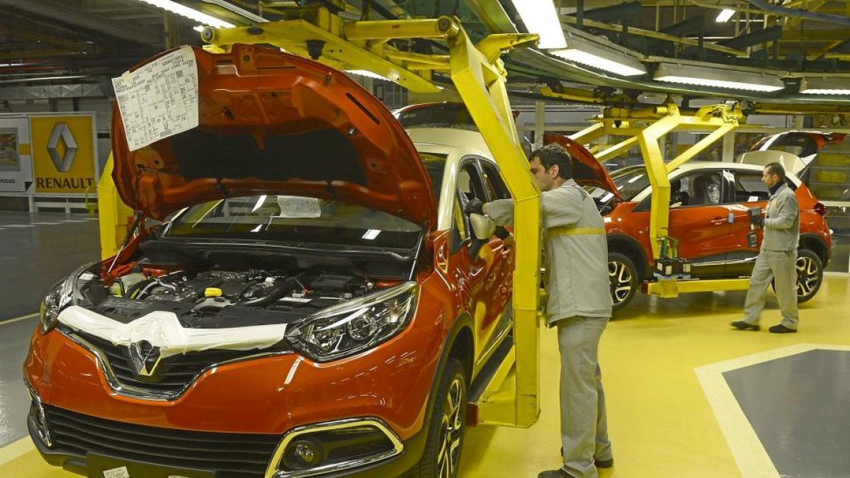 Cadena de montaje del modelo Captur en la factoría de Valladolid.-NACHO GALLEGO