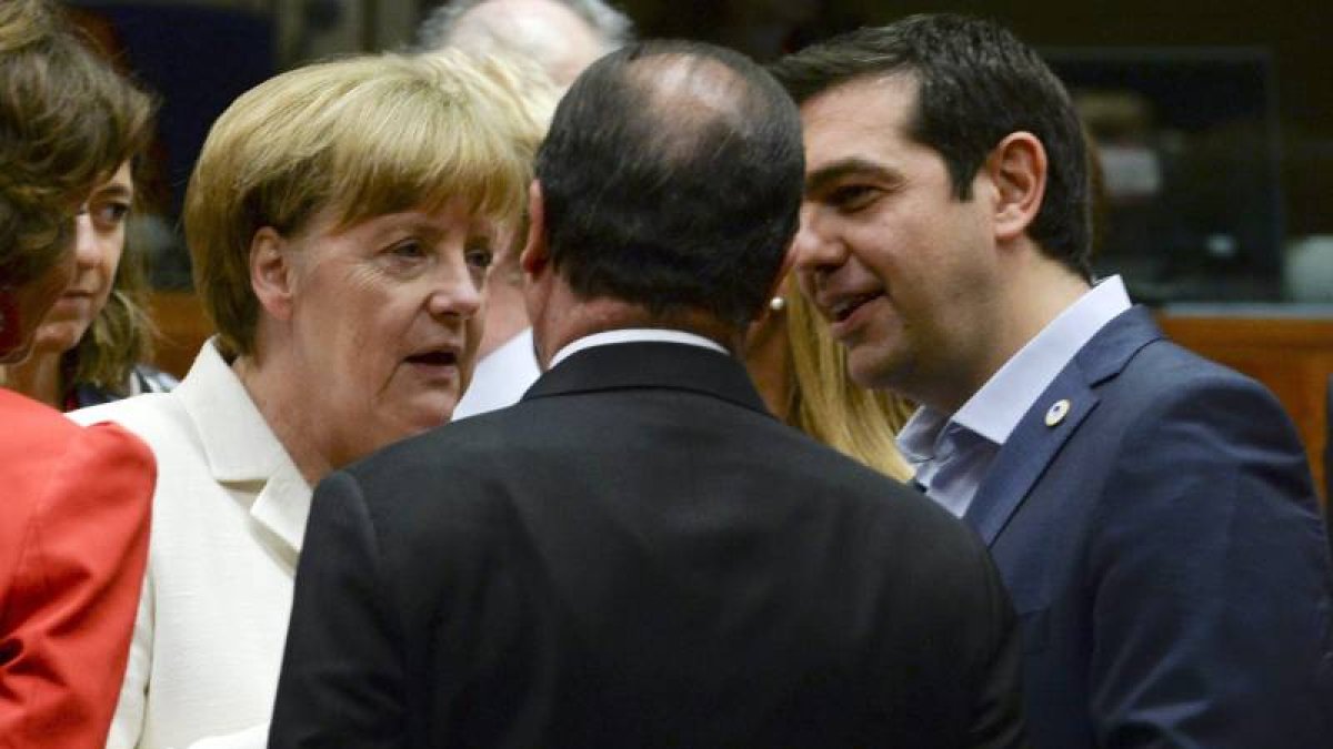 El primer ministro griego, Alexis Tsipras (dcha) habla con la canciller alemana Angela Merkel (izda) y el presidente francés François Hollande (c) durante la reunión del Eurogrupo en Bruselas.-Foto: EFE