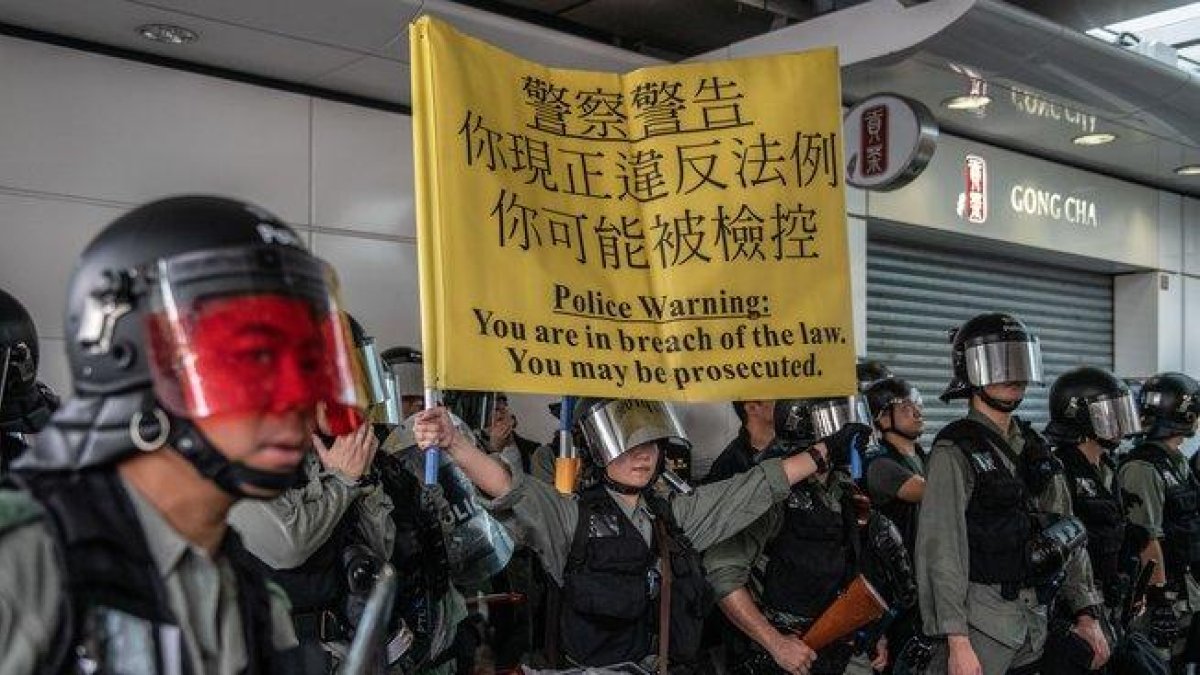 Policía de Hong Kong advierte a manifestantes de la prohibición de las protestas.-GETTY / CARL COURT