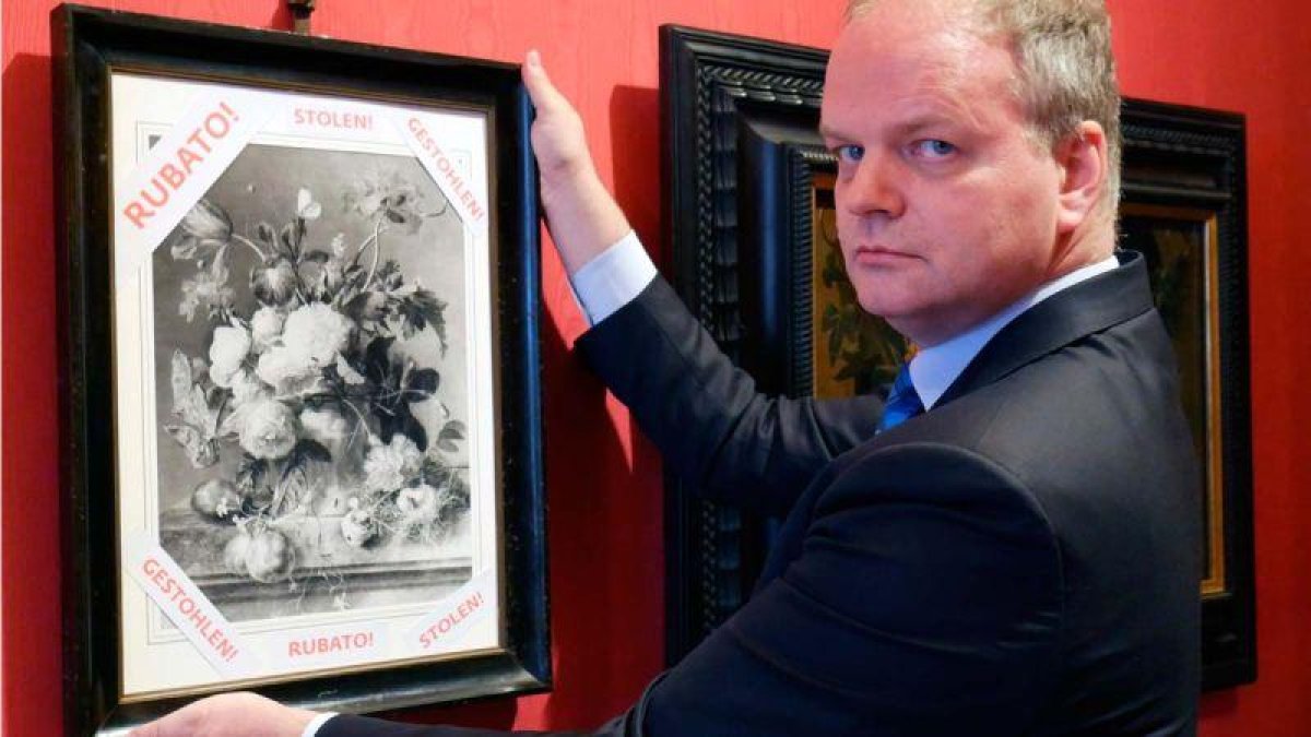 Los Uffizi reclaman un cuadro robado por los nazis y cuelgan una copia en blanco y negro.-AP