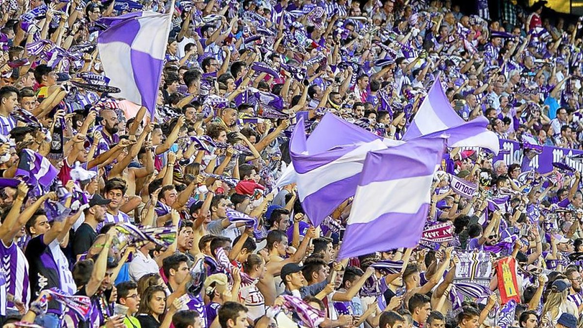 Aficionados blanquivioleta animan durante el partido de ayer.-J.M. LOSTAU