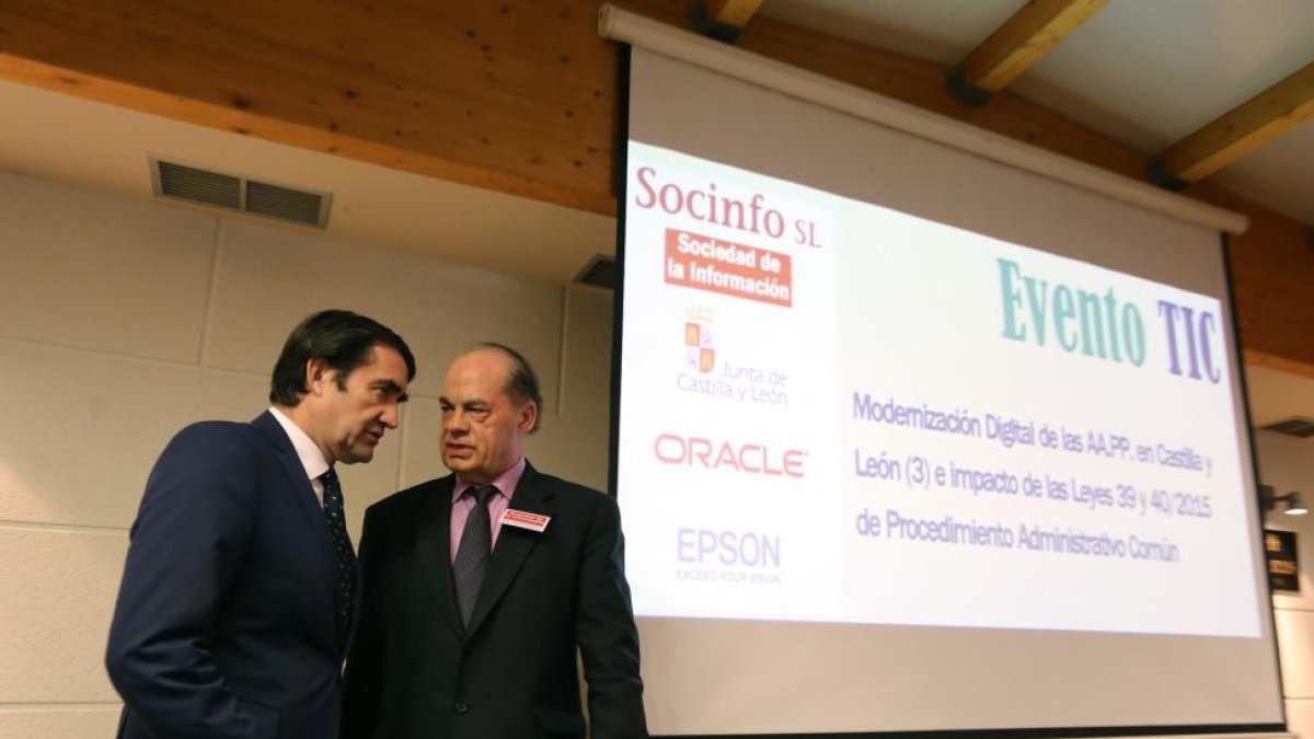El consejero de Fomento y Medio Ambiente, Juan Carlos Suárez-Quiñones, clausura el seminario 'Modernización digital de las AAPP en Castilla y León'. Junto a él, José García Méndez, de la Fundación Socinfo-ICAL