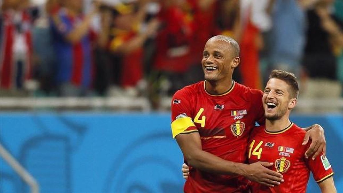 Los jugadores belgas Vicent Kompany y Dries Mertens celebran una victoria en el Mundial de Brasil.-EFE / YURI KOCHETKOV