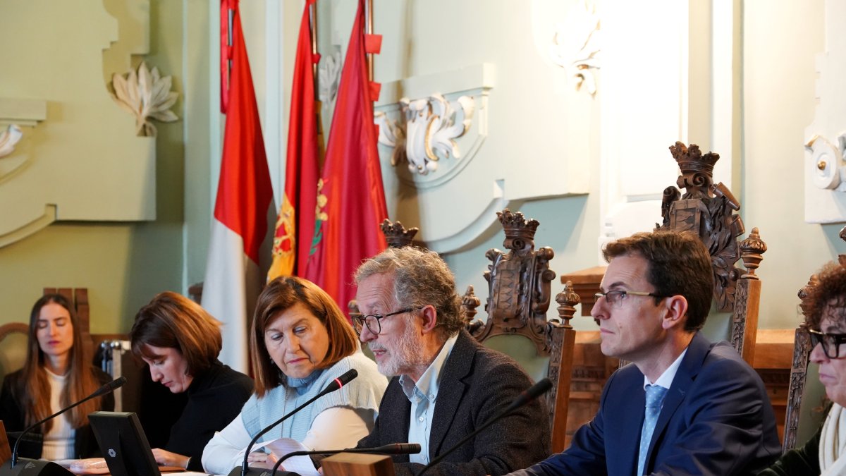 María Sánchez, Victoria Soto, Manuel Saravia y Pedro Herrero, en el pleno del Día de la Constitución de 2022, presidido por Manuel Saravia ante la ausencia del entonces alcalde Óscar Puente.-ICAL