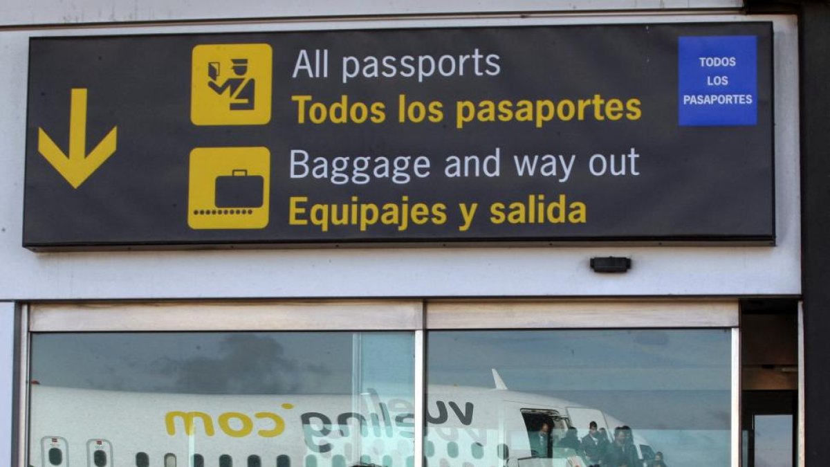 Puerta de acceso desde la pista al aeropuerto vallisoletano de Villanubla, en Valladolid.-ICAL