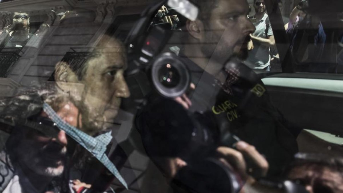 Zaplana abandona detenido su domicilio el martes tras asistir a su registro durante cerca de cinco horas-MIGUEL LORENZO