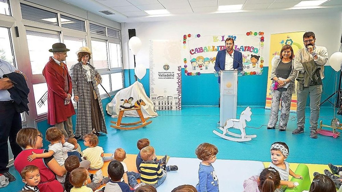 El alcalde de Valladolid, Óscar Puente, durante su intervención en el acto inaugural de la escuela infantil.-EL MUNDO