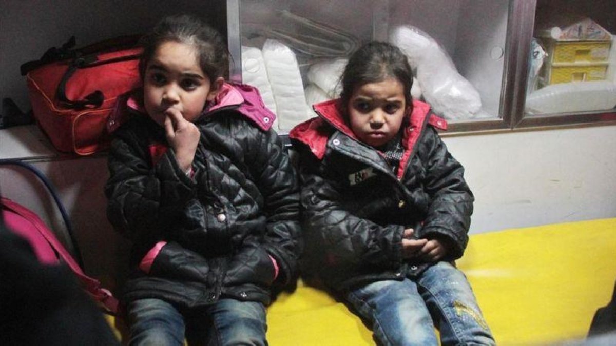 Dos niñas sirias evacuadas de Guta, en las afueras de Damasco.-HAMZA AL-AJWEH / AFP