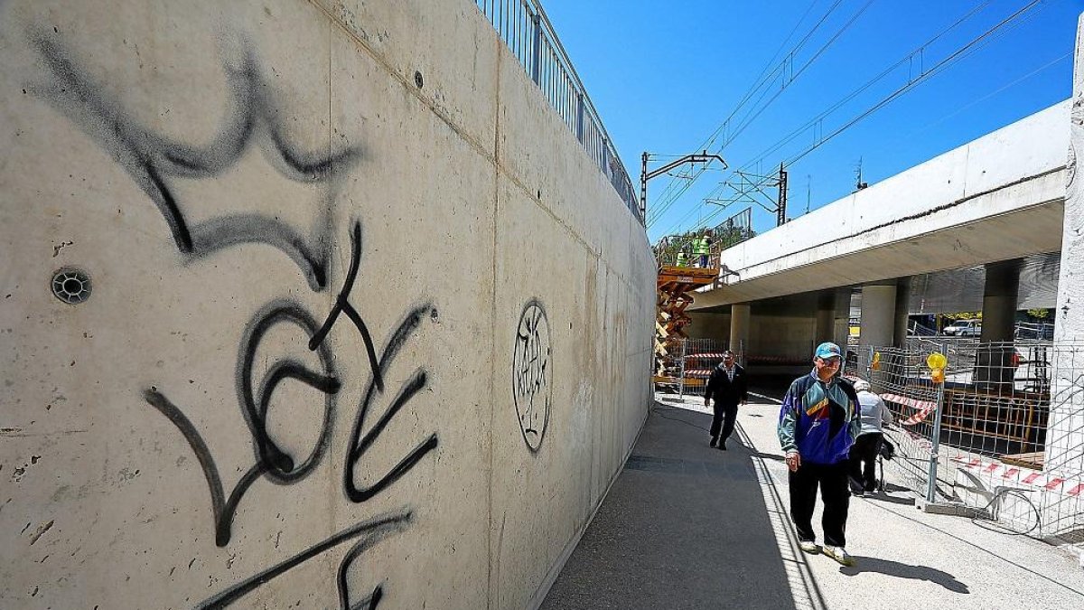 Las dos pintadas realizadas en el muro de la pasarela que une la calle Salud con Rafael Cano.-PABLO REQUEJO