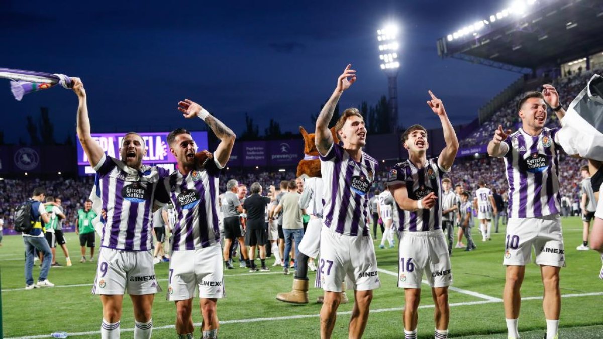 Jugadores-festejan-el-ascenso.