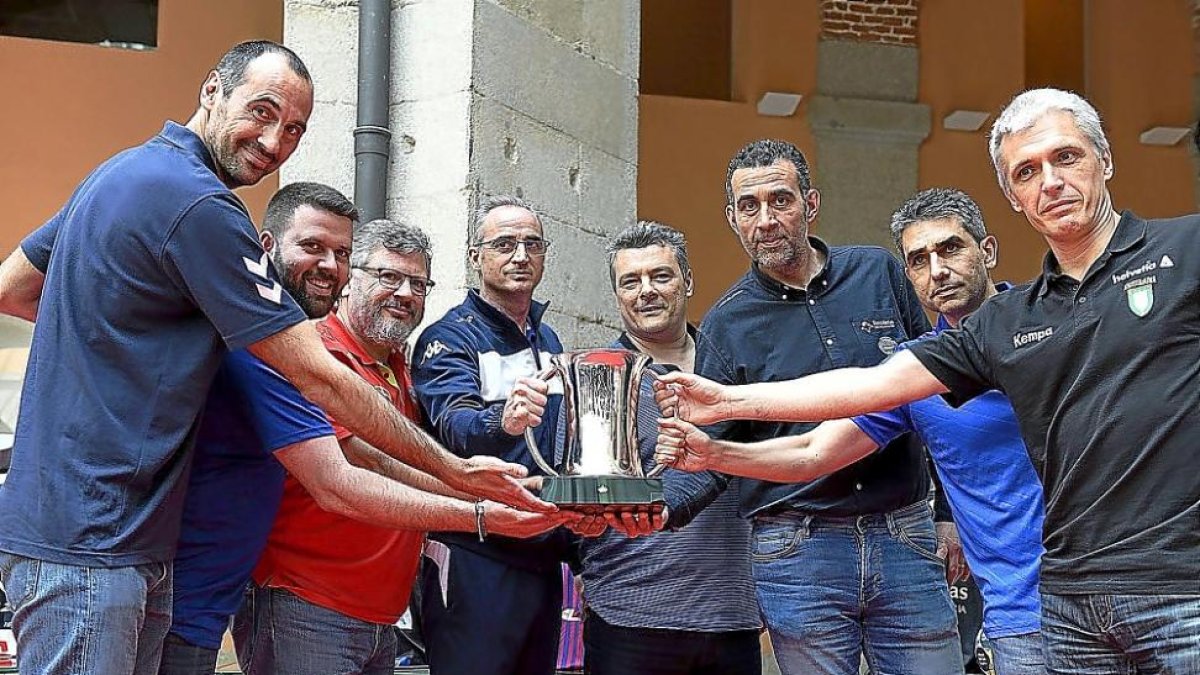 David Pisonero, tercero por la derecha, posa con la Copa junto a los otros siete entrenadores de la Fase Final.-ASOBAL