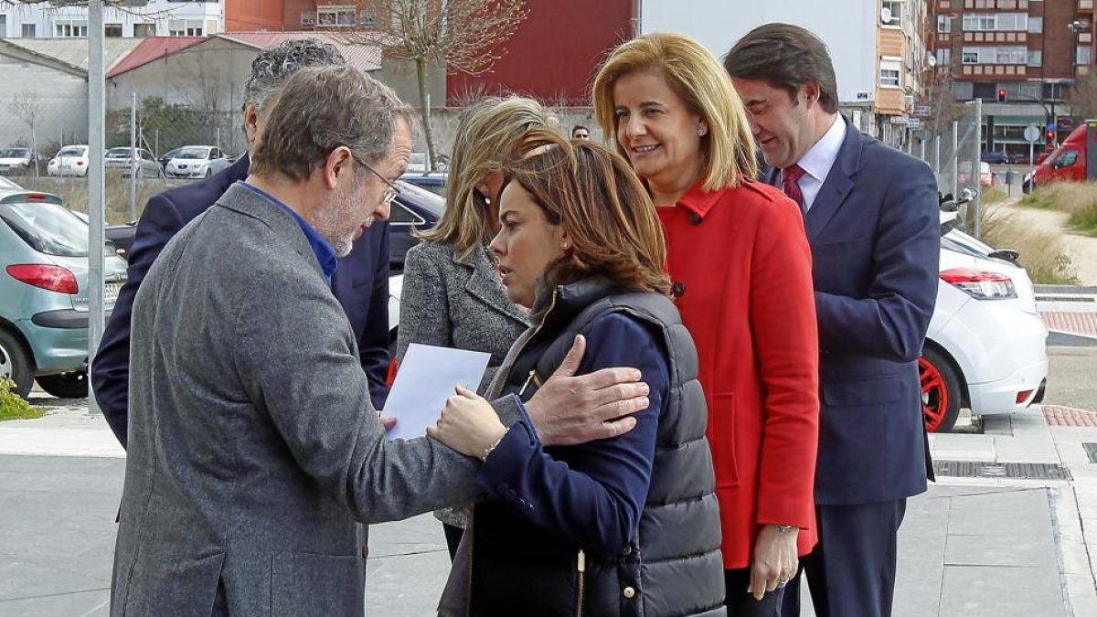 Momento en que Saravia ofrece a Sáenz de Santamaría el sobre con las reivindicaciones de Valladolid, que acabó recogiendo luego Báñez (detrás).-J. M. LOSTAU