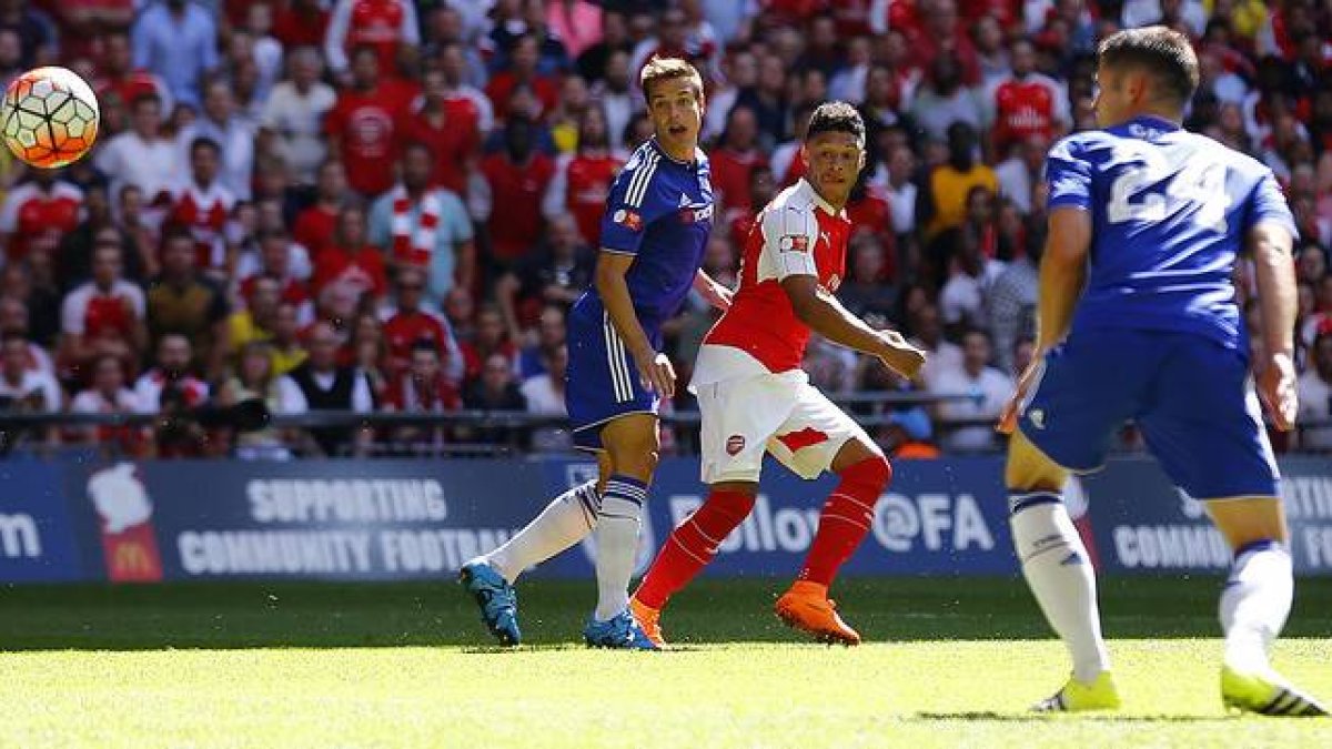 Chamberlain bate a Courtois y da la victoria la Arsenal ante el Chelsea en la Community Shield.-Foto: REUTERS/ FA