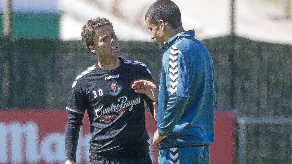 Rubi y Rueda dialogan durante el entrenamiento de ayer en los Campos Anexos.-Pablo Requejo