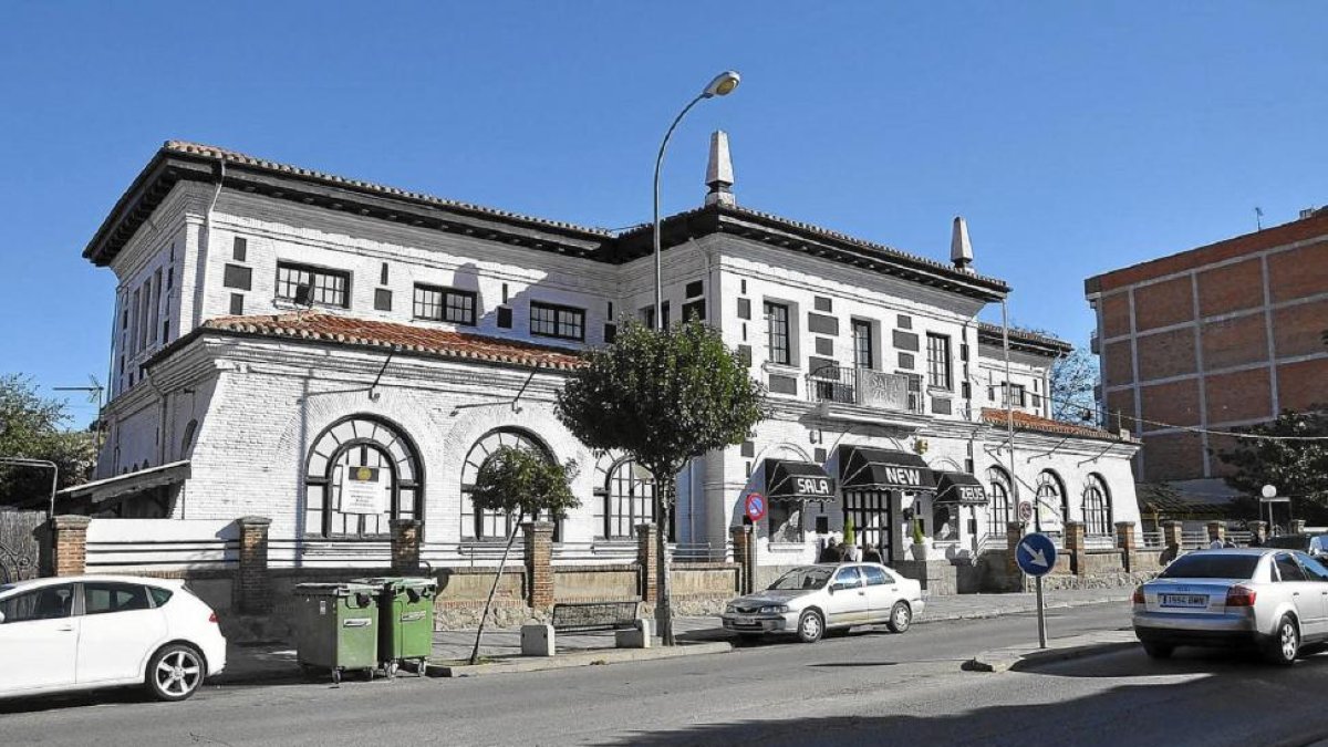 Edificio de la emblemática discoteca ‘Zeus’ en Medina del Campo, que hasta mediados del XX fue una escuela.-S. G. C.