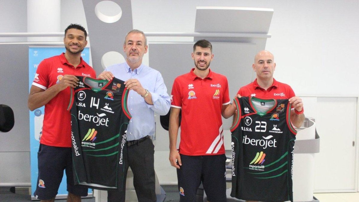 Guillem Boscana (de azul), en una presentación de su equipo.-