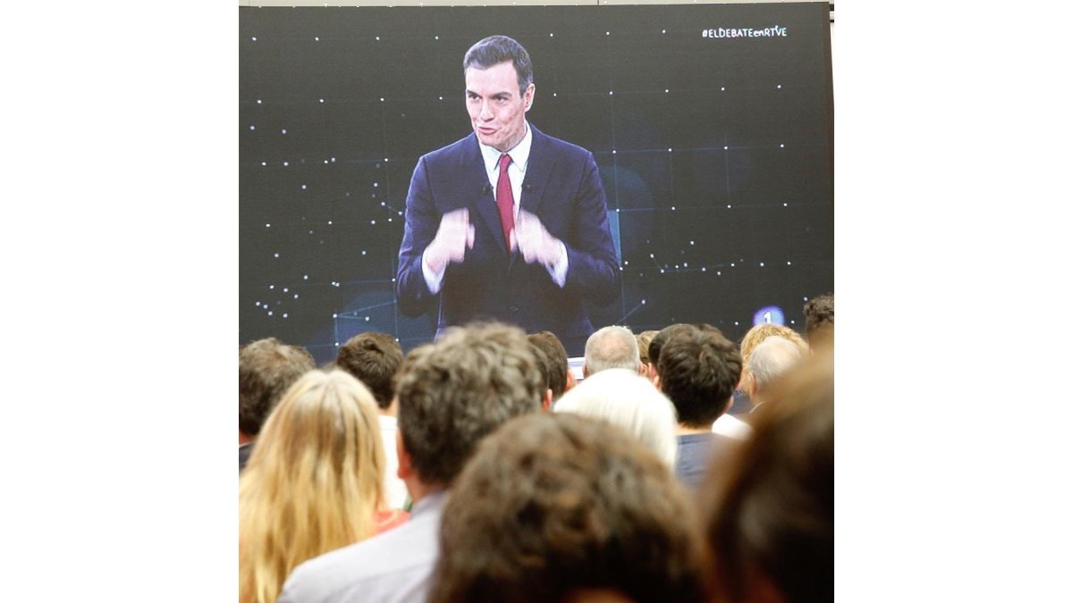 MILITANTES DEL PSOE SIGUEN EL DEBATE ELECTORAL-EUROPA PRESS