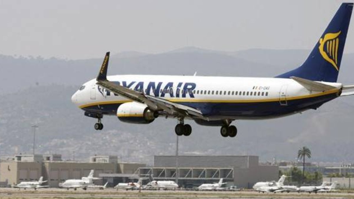 Un avión de Ryanair en El Prat. Imagen de archivo.-Foto:   JOSEP GARCIA / BARCELONA