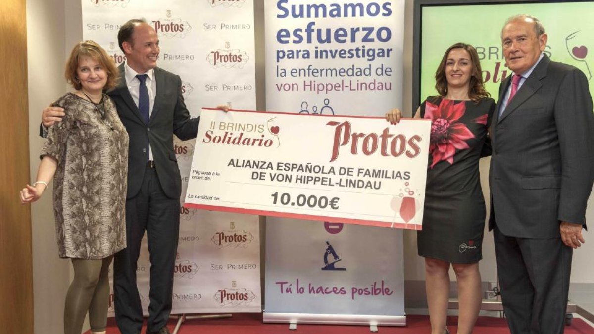 Luz Fernández, Carlos Villar, Cristina Arnaldo, y Edmundo Bayón, durante la entrega de 10.000 euros a la Alianza Española de familias de Von Hippel-Lindau-ICAL