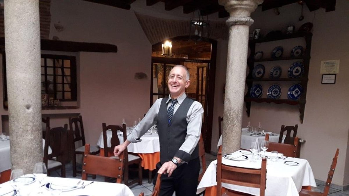 Julio Hernández, encargado del establecimiento desde hace cuarenta años, en el patio porticado donde se ubica el restaurante, lugar donde se dejaba ‘aparcado’ el ganado.-ANTONIO GARCÍA