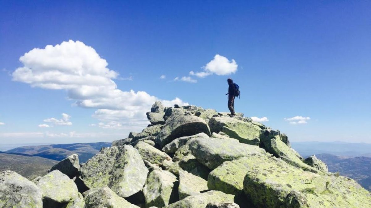Un montañero divisa el cielo de Madrid desde el cresterío de Peñalara.-EDUARDO RODRIGO