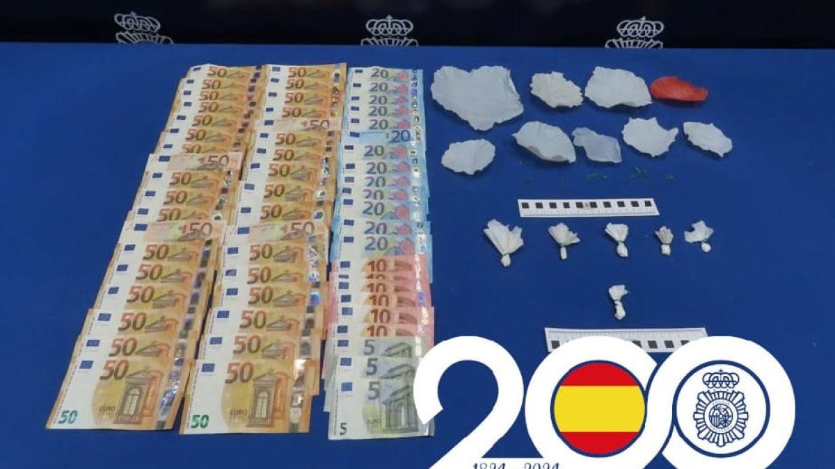 Droga y dineros incautados en un bar de villa del Prado. E.M.