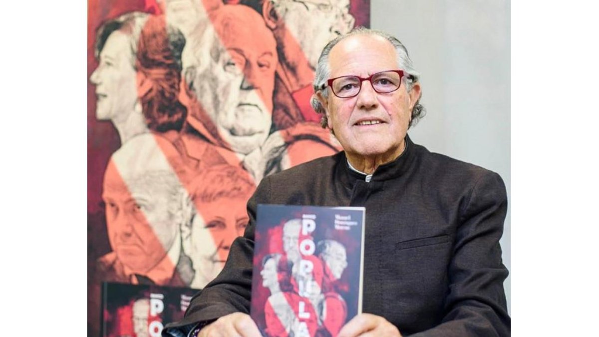 Manuel Domínguez, con su libro.-EL MUNDO