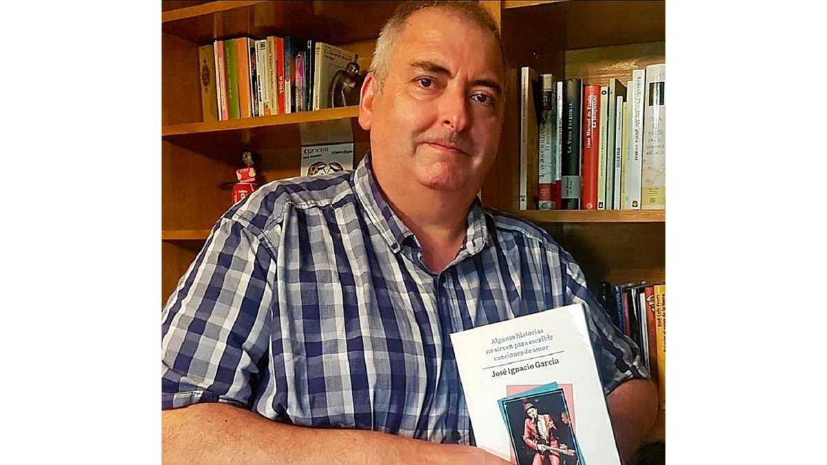 José Ignacio García posa con su libro de relatos. | E. M.