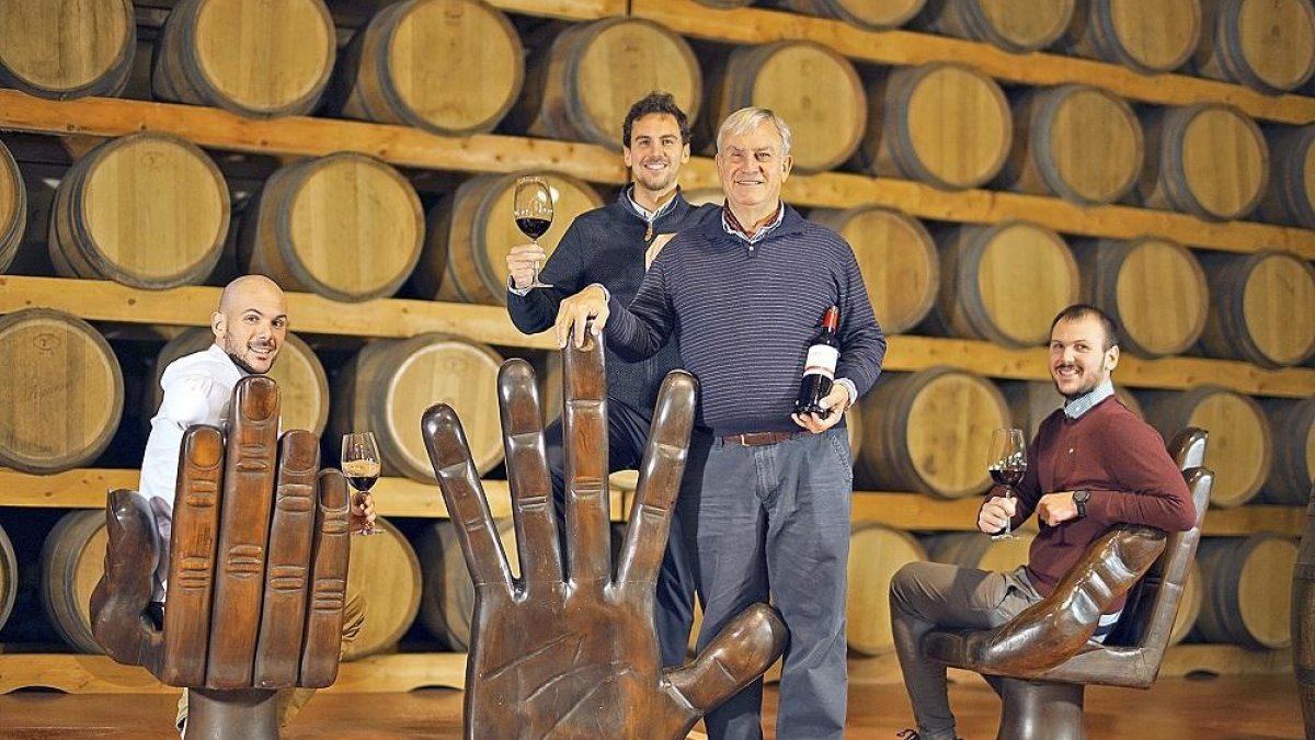 Javier Robla, Ignacio Robla, Víctor Robla y Carlos Robla en el interior de la bodega Vinos de Arganza.-